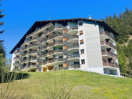 Mehrfamilienhaus mit Balkonen in Hanglage