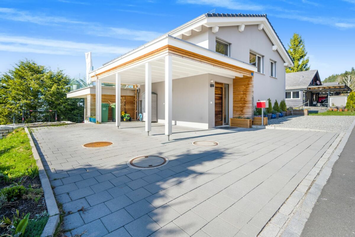 Modernes Einfamilienhaus mit großzügiger Einfahrt