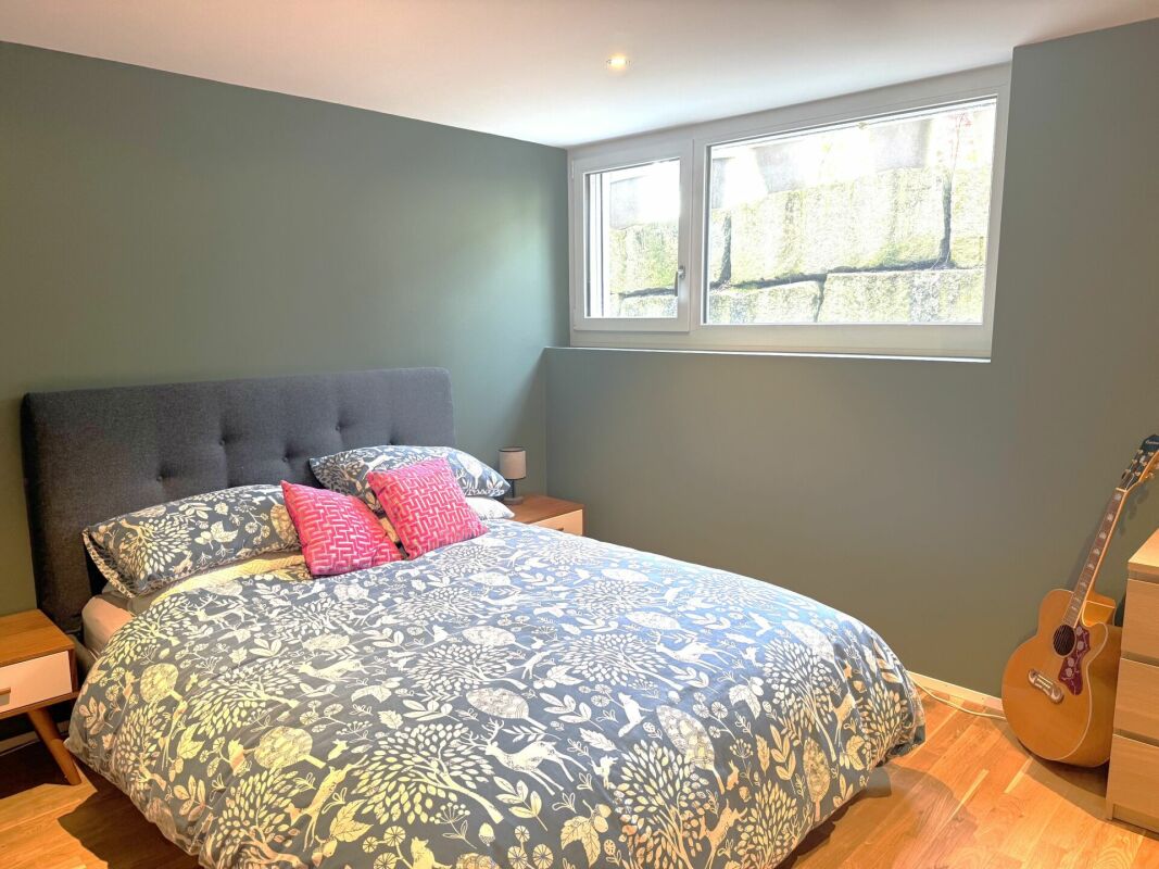 Gemütliches Schlafzimmer mit Doppelbett