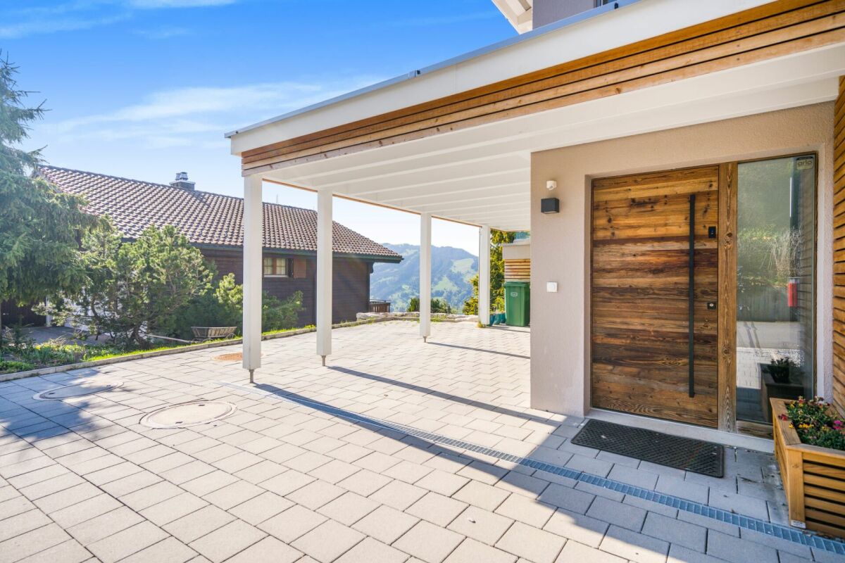 Außenbereich mit überdachter Terrasse und Haustür