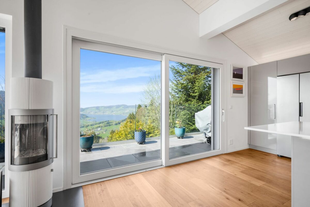 Heller Wohnraum mit Panoramafenster und Kamin