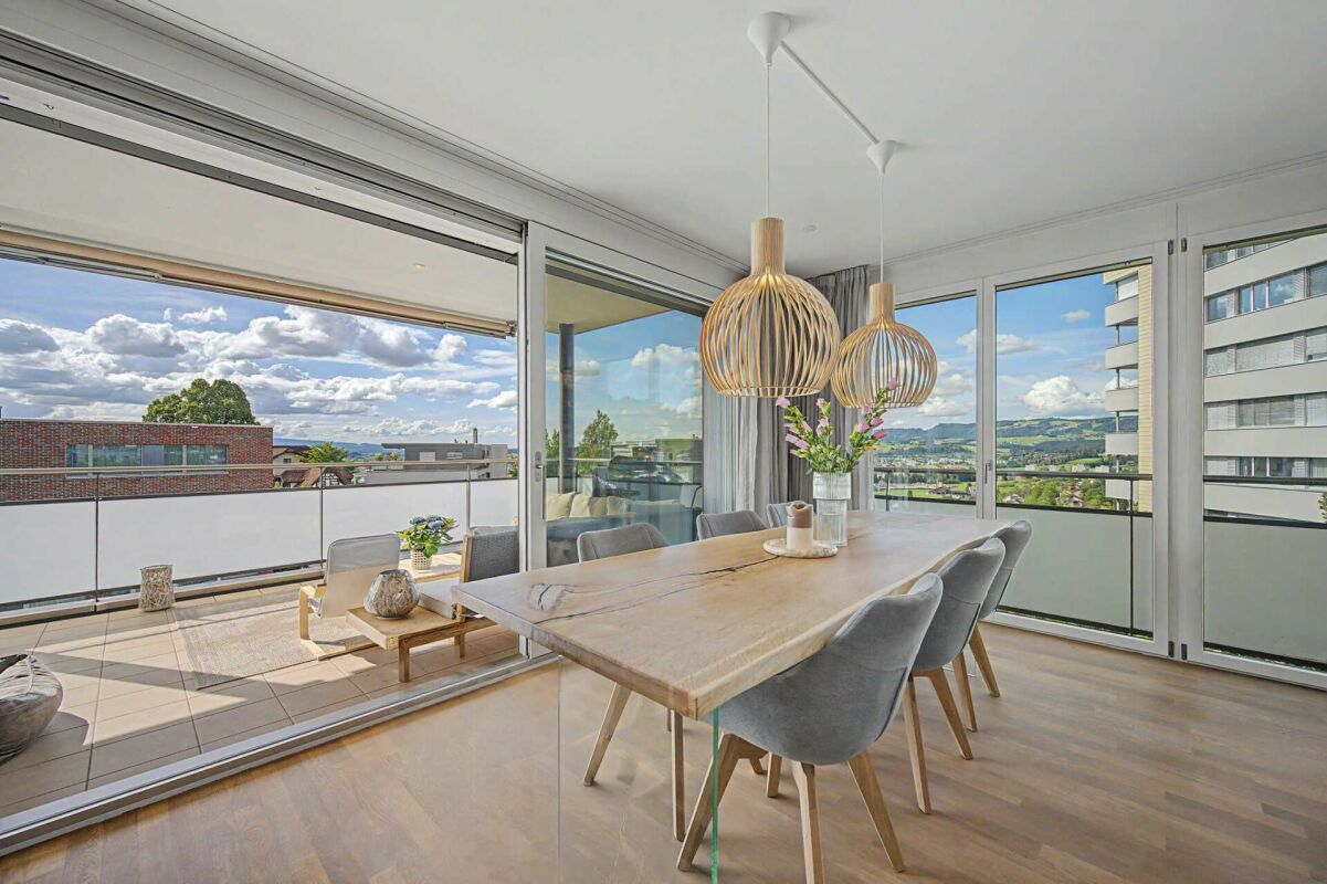 Offener Wohn-Essbereich mit Balkon und Ausblick