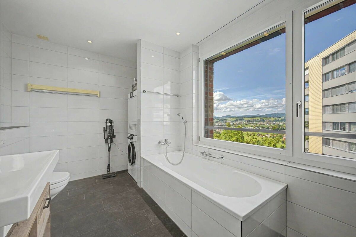 Modernes Badezimmer mit großem Fenster und Badewanne