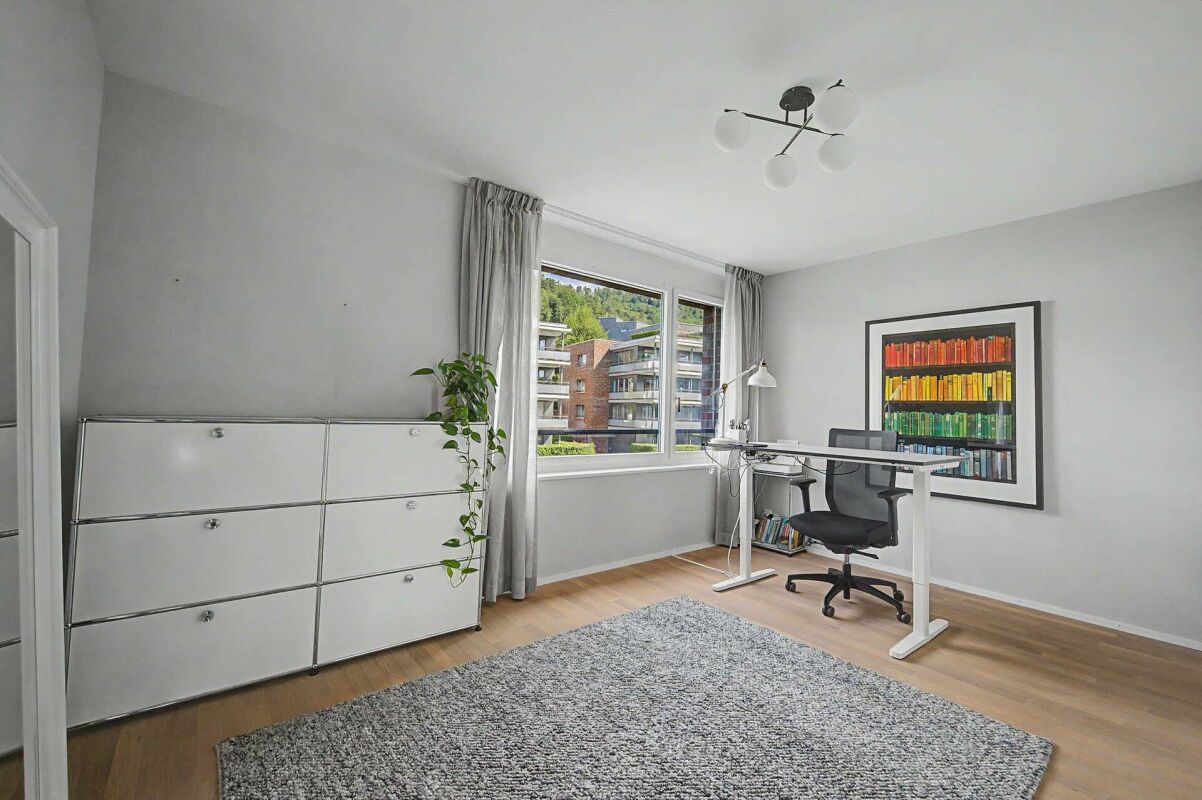 Heller Arbeitsraum mit Fensterblick