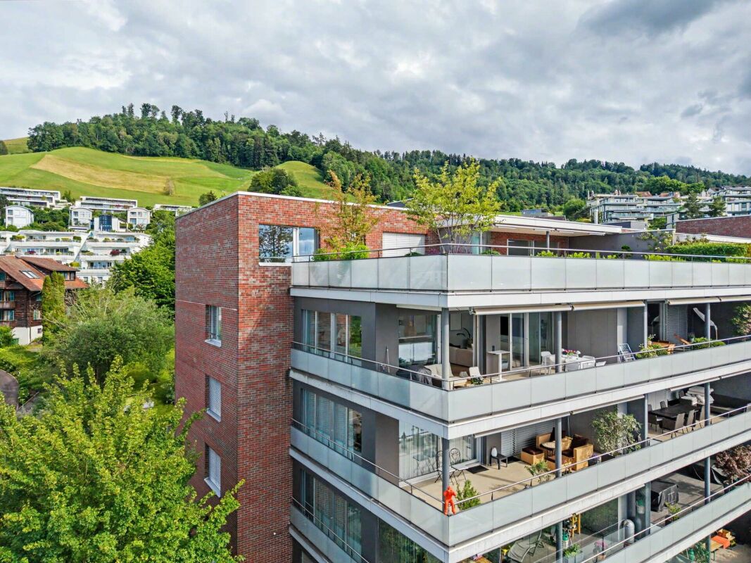 Modernes Mehrfamilienhaus mit Terrassen