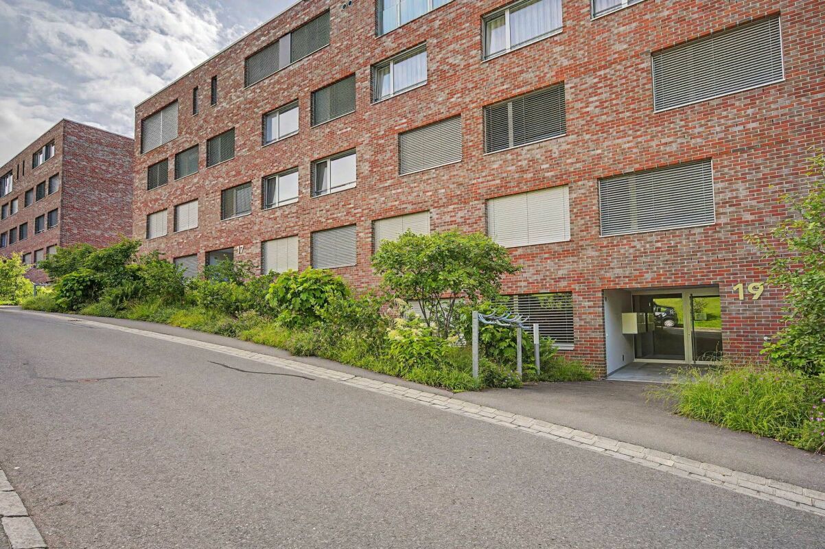 Rotklinker-Mehrfamilienhaus mit Straßenzufahrt