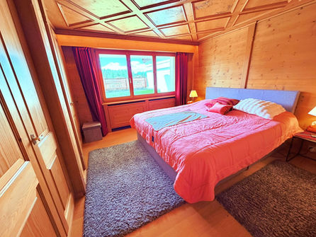 Gemütliches Schlafzimmer mit Holzverkleidung