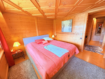 Gemütliches Holzschlafzimmer