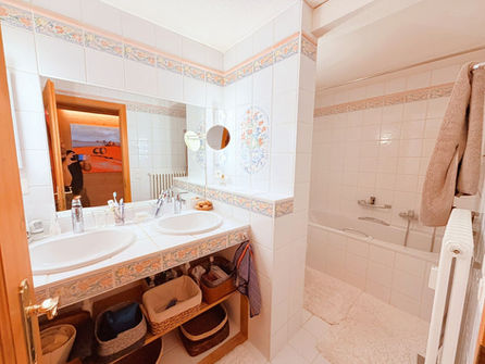Badezimmer mit Doppelwaschtisch und Wanne
