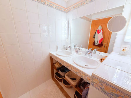 Helles Badezimmer mit Doppelwaschtisch