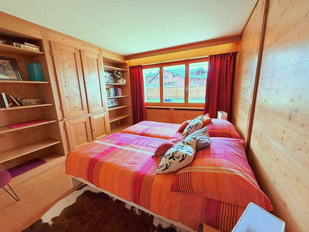 Gemütliches Schlafzimmer mit Holzverkleidung