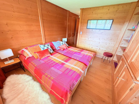 Helles Schlafzimmer mit Holzverkleidung