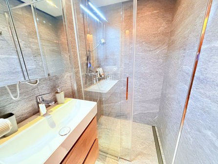 Modernes Badezimmer mit Glasdusche