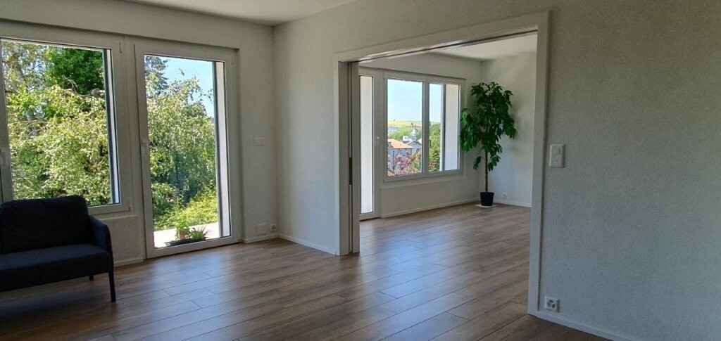 Heller Wohnraum mit Durchgang in einen weiteren Raum