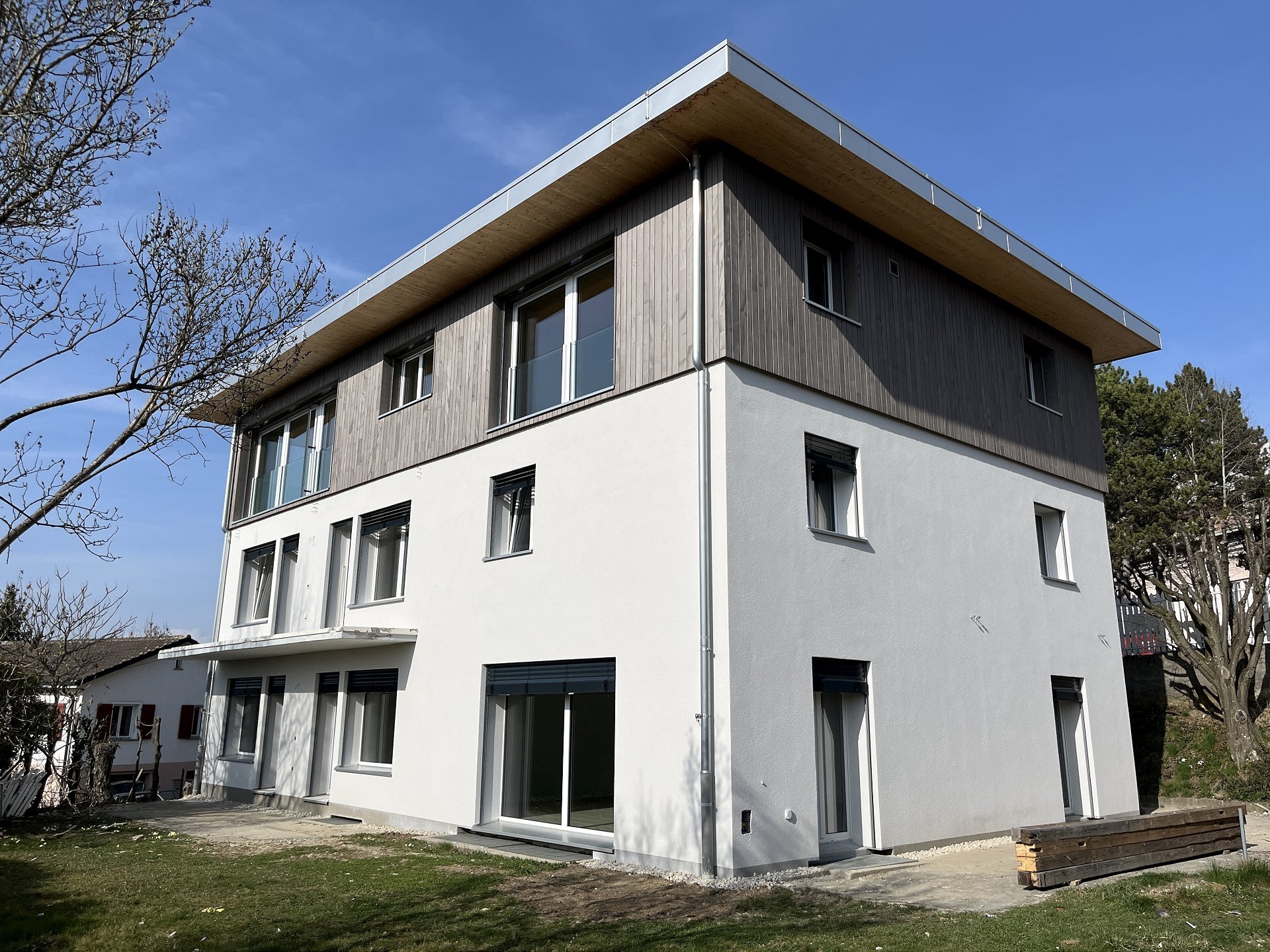Modernes Wohnhaus mit Holzfassade und Putz