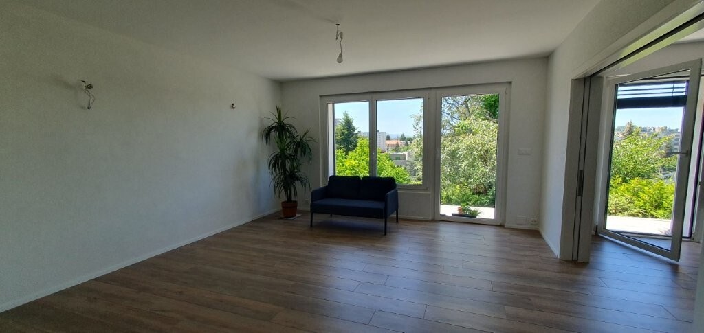 Heller Wohnraum mit Blick ins Grüne