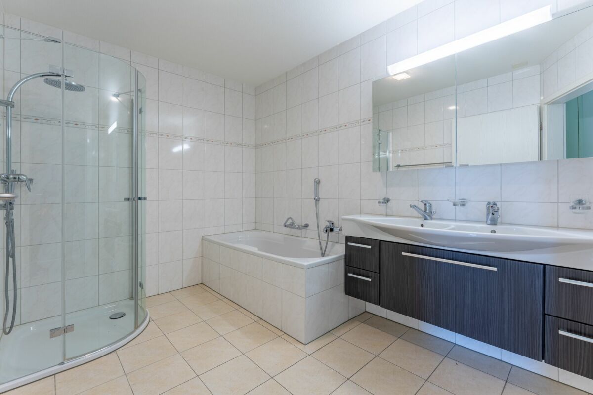 Modernes Badezimmer mit Badewanne, Dusche und Waschtisch