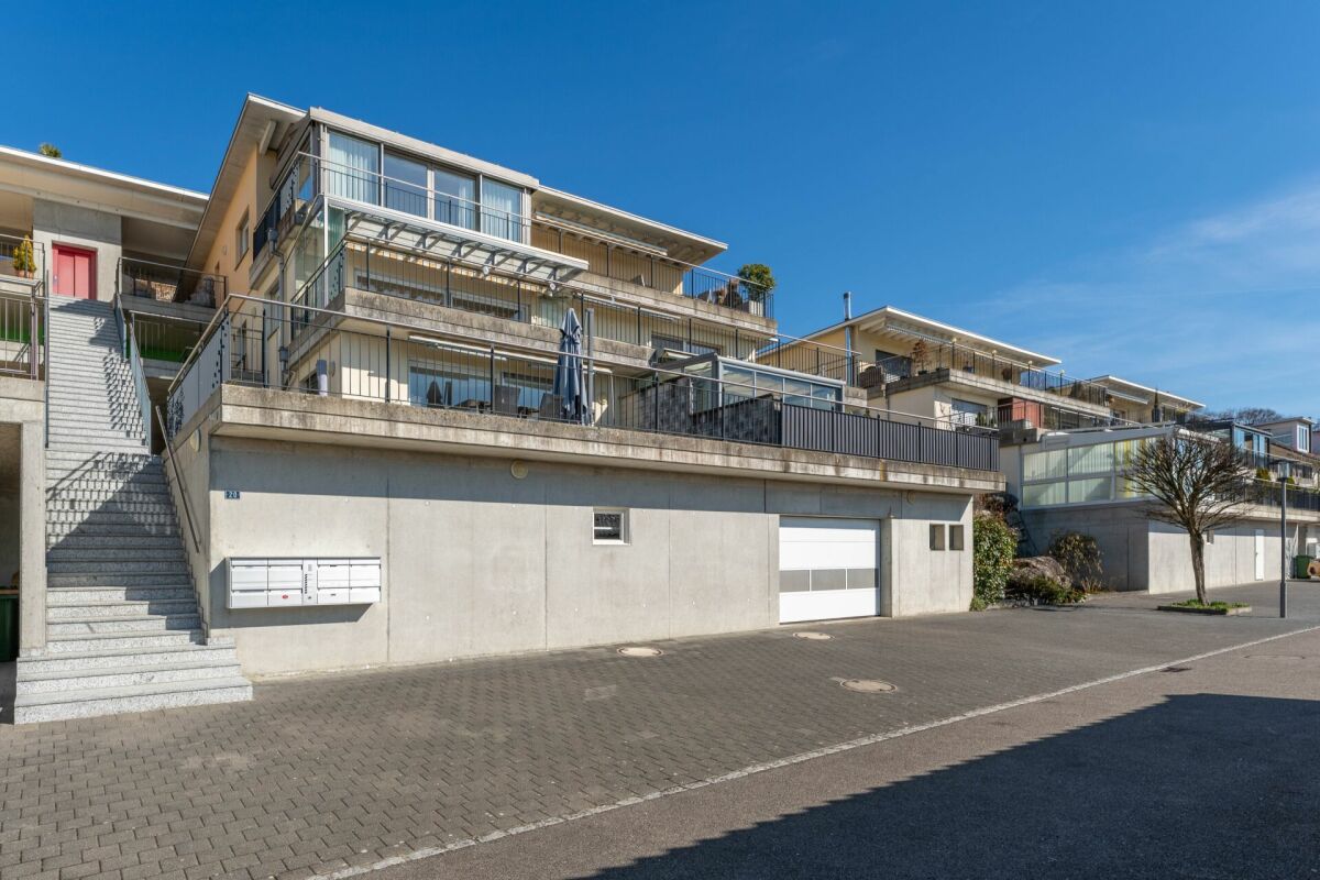 Moderne Wohnanlage mit Terrassen und Garagenebene