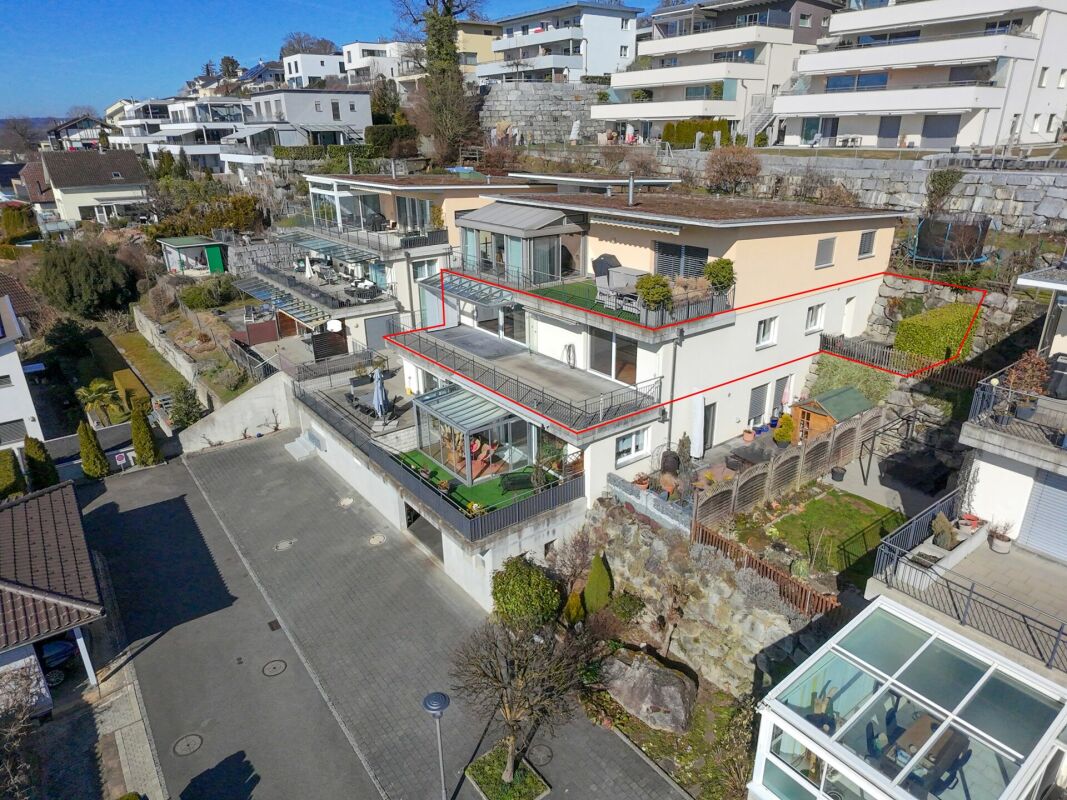 Modernes Terrassenhaus in Hanglage mit großen Balkonen