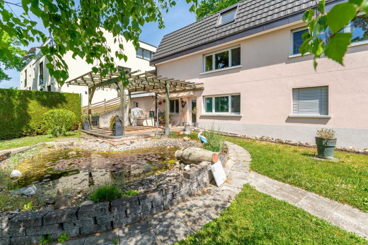 Hausgarten mit Teich und Pergola-Terrasse