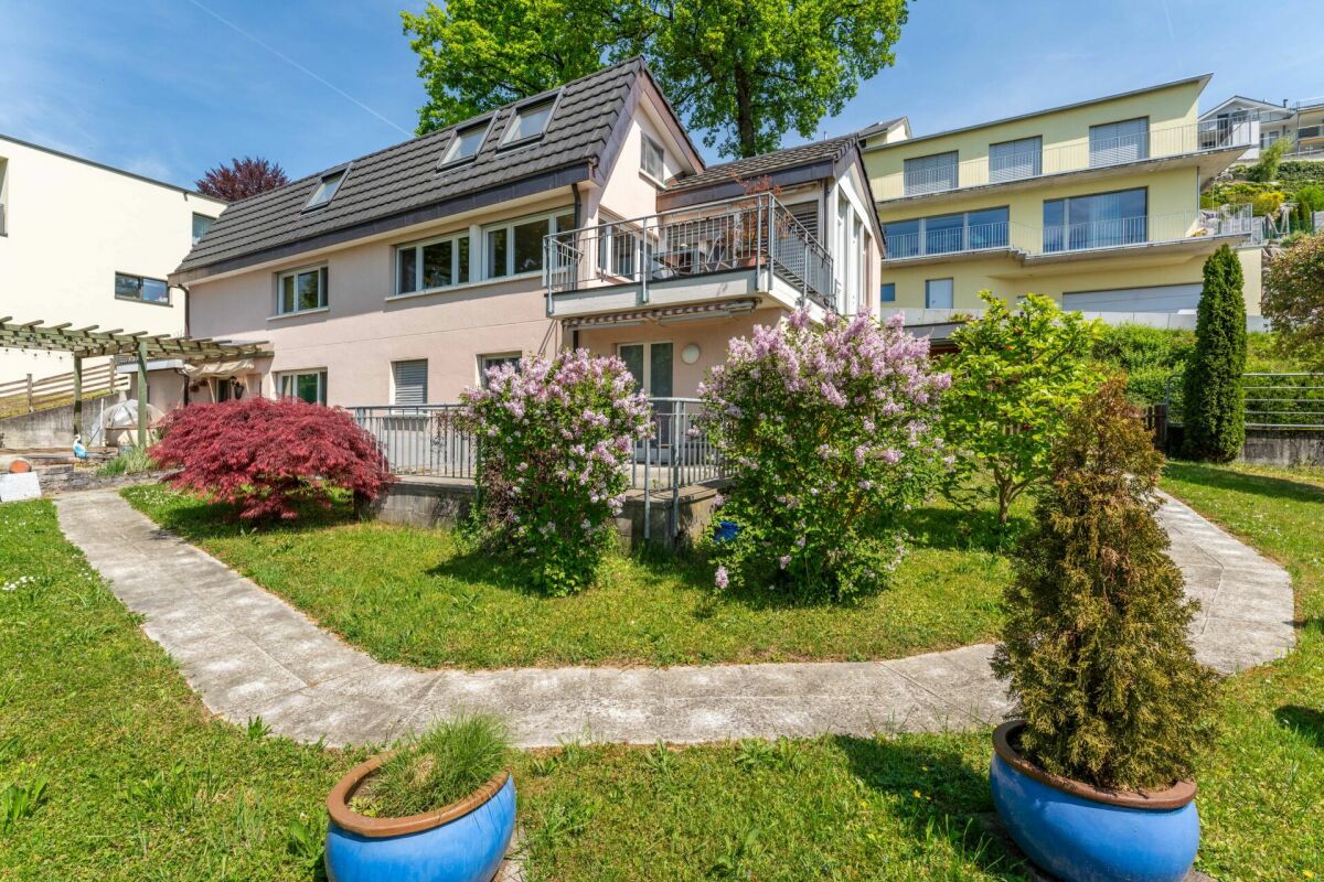 Haus mit Garten und Balkonen