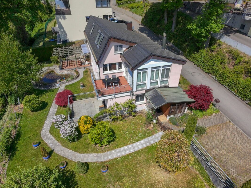 Luftaufnahme eines Einfamilienhauses mit Garten