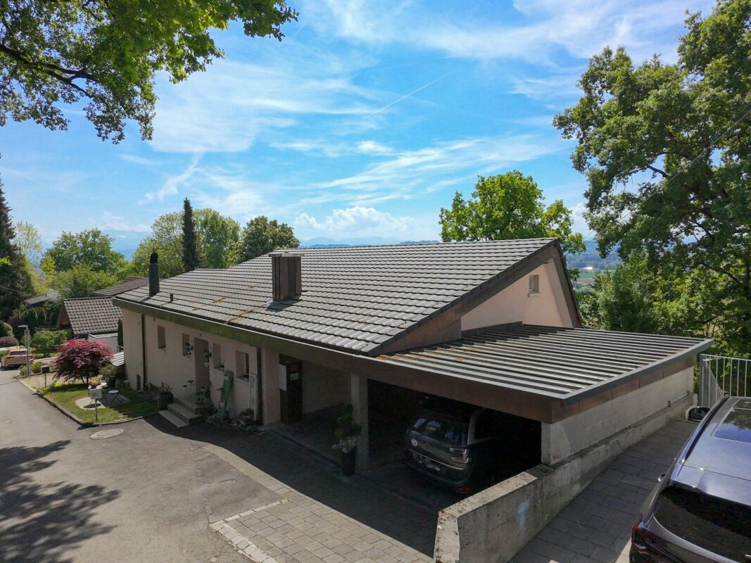 Wohnhaus mit Carport und Gartenblick