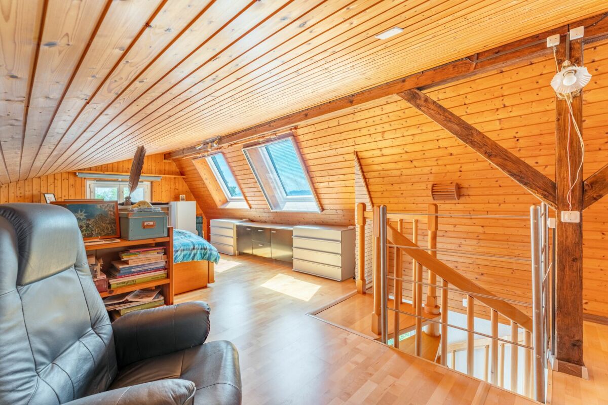 Dachgeschosszimmer mit Holzvertäfelung