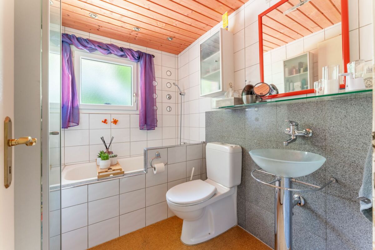 Badezimmer mit Badewanne, WC und Waschtisch
