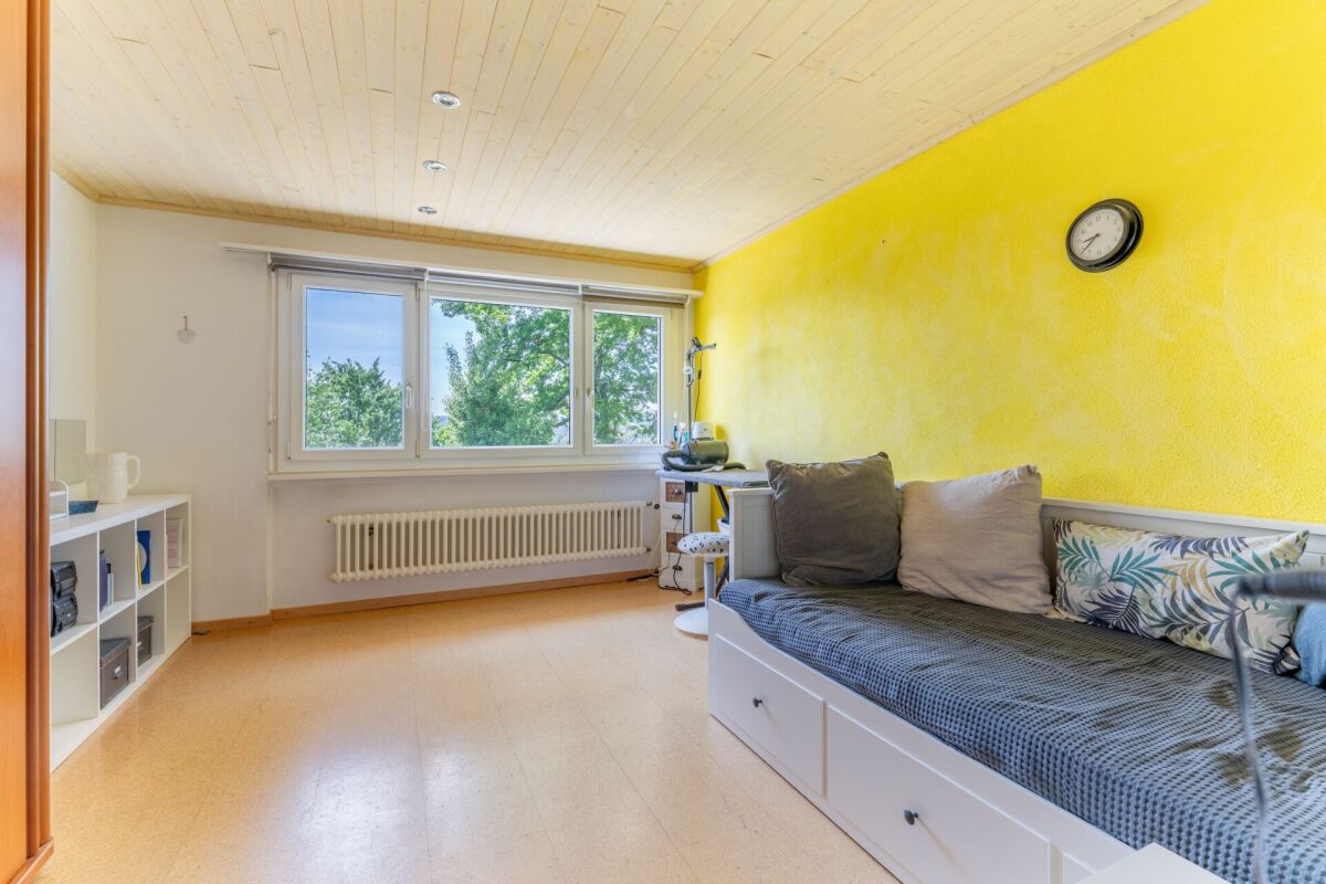 Helles Schlafzimmer mit gelber Akzentwand