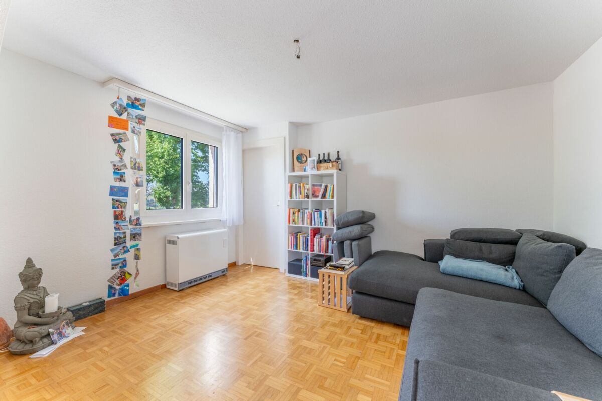 Wohnzimmer mit Balkon- oder Fensterblick