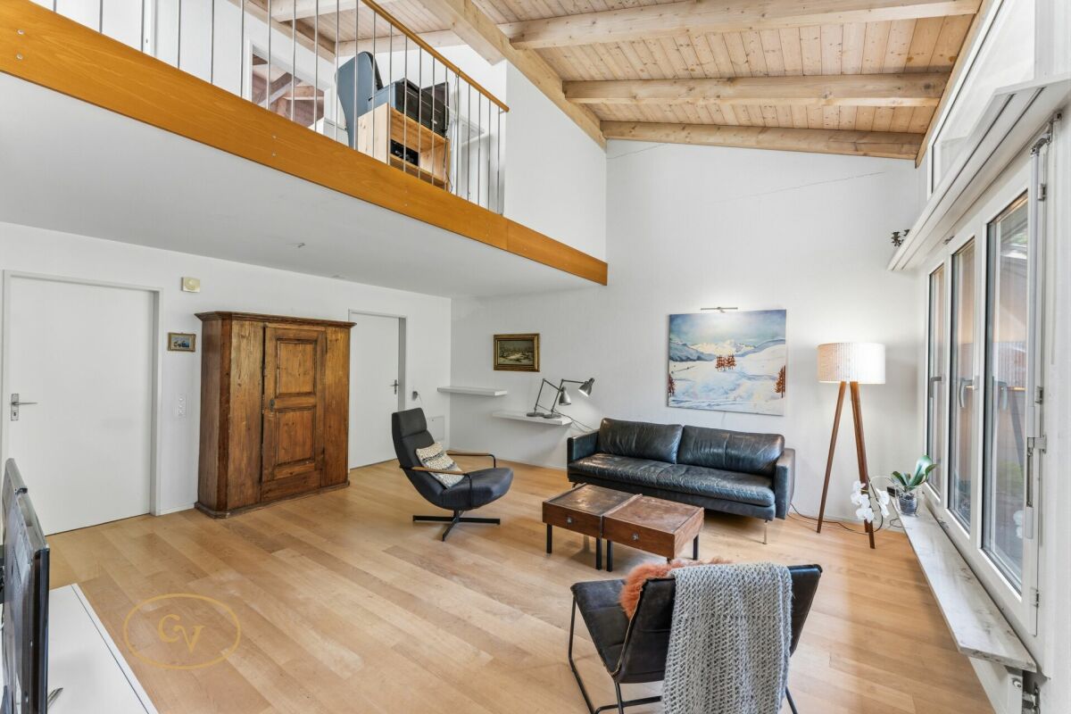 Heller Wohnraum mit Galerie und Holzdecke
