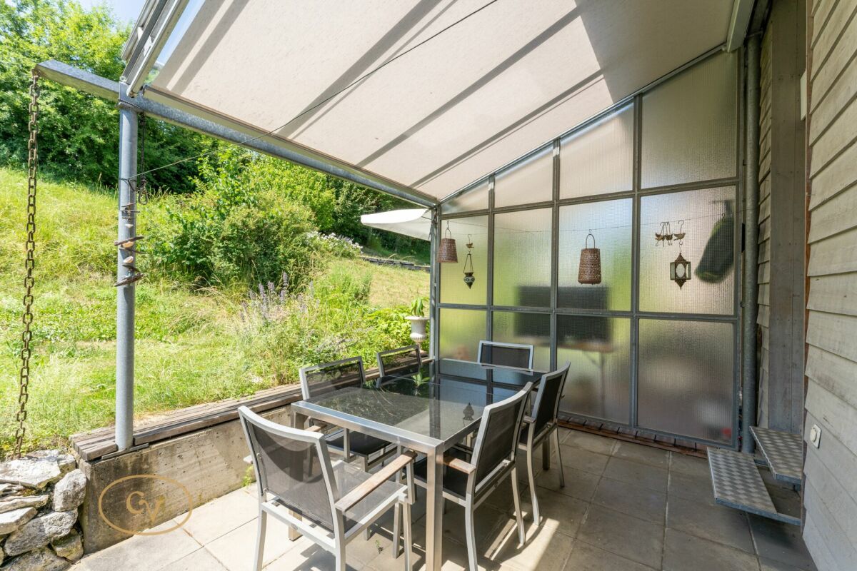 Überdachte Terrasse mit Essplatz
