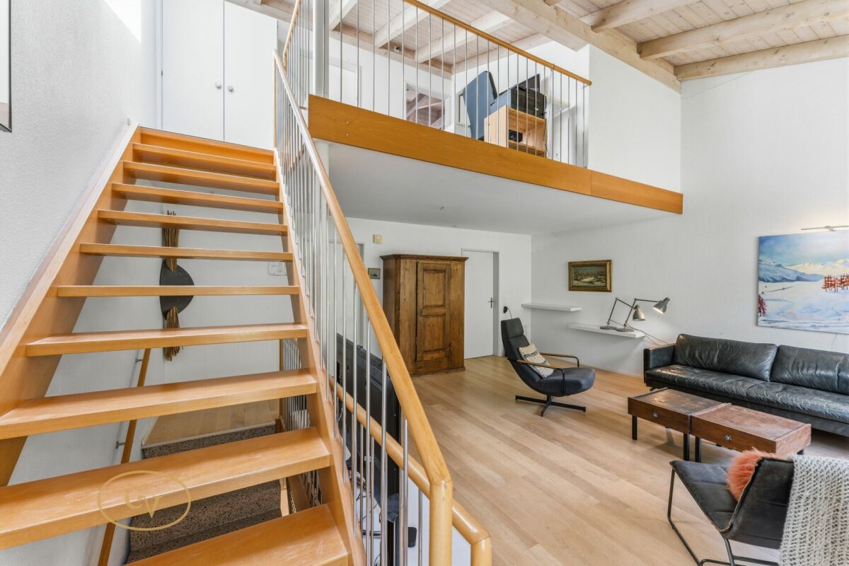 Galerie-Wohnraum mit Treppe