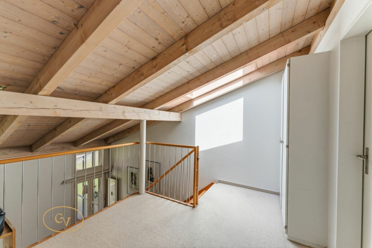 Dachgeschoss-Galerie mit Holzdecke