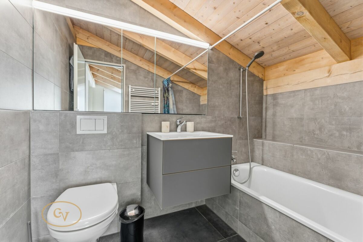 Modernes Badezimmer mit Dachschräge