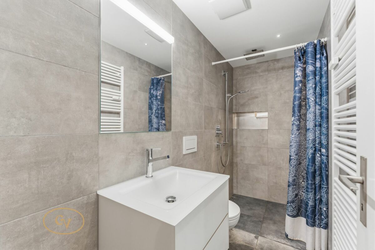 Modernes Badezimmer mit Dusche und Waschplatz