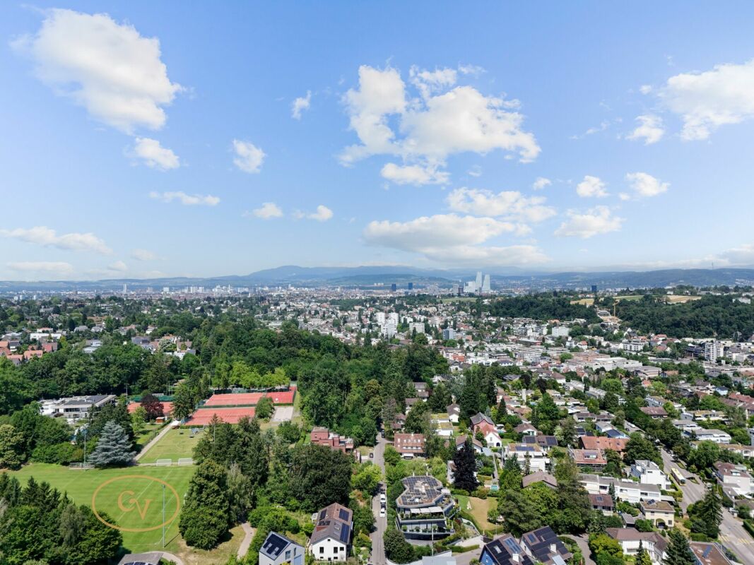 Stadtpanorama mit weitem Blick über Wohngebiete und Skyline