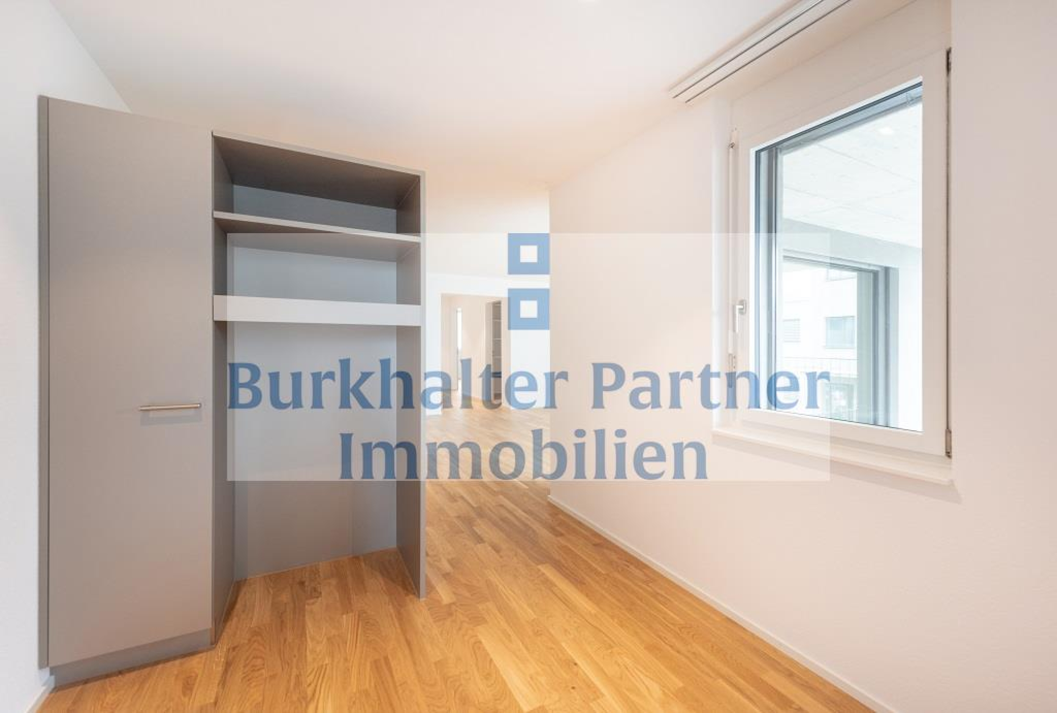 Heller Innenraum mit Einbauschrank und Fenster