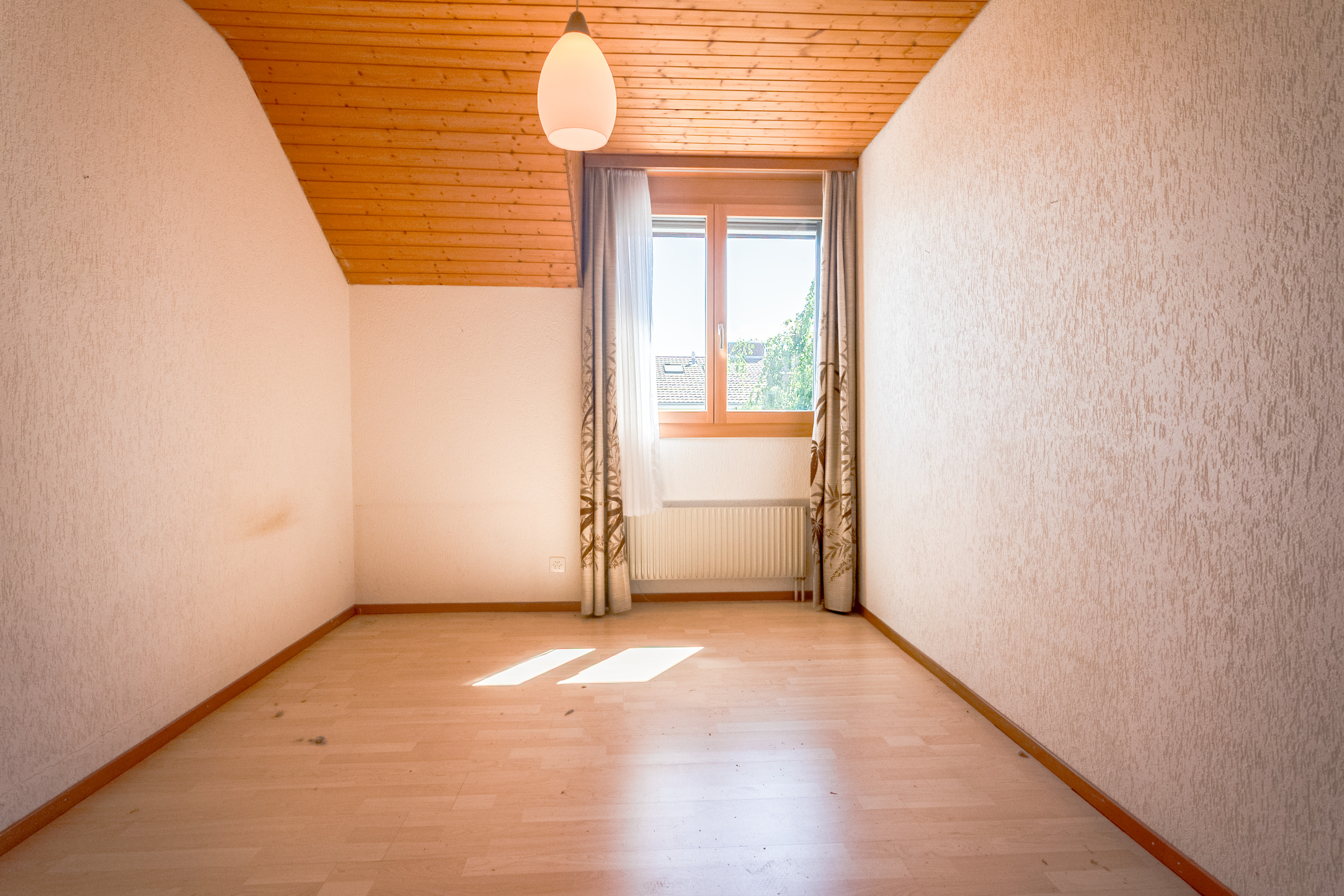 Leerer Dachraum mit Fenster