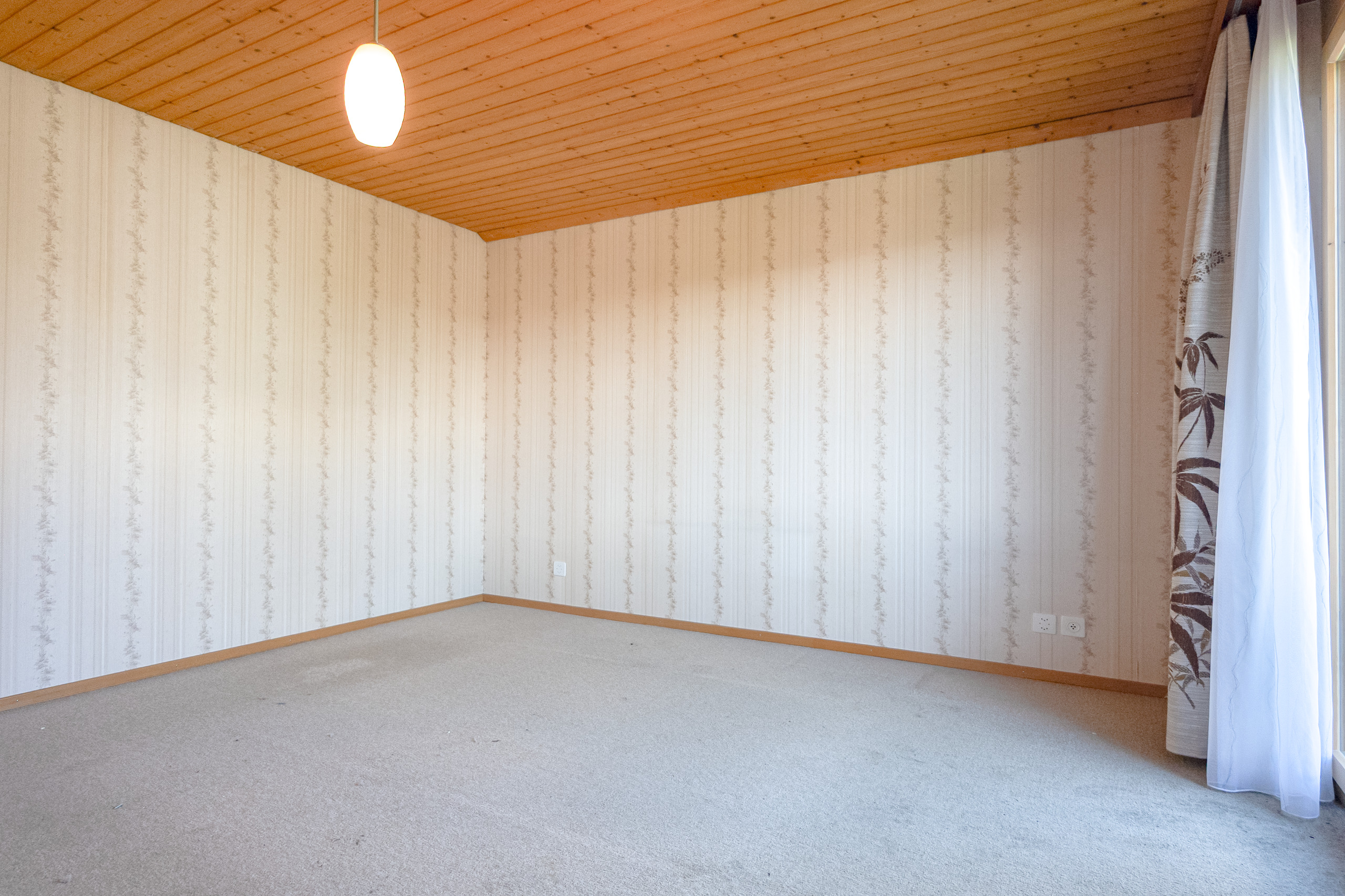 Leerer Dachraum mit schräger Holzdecke