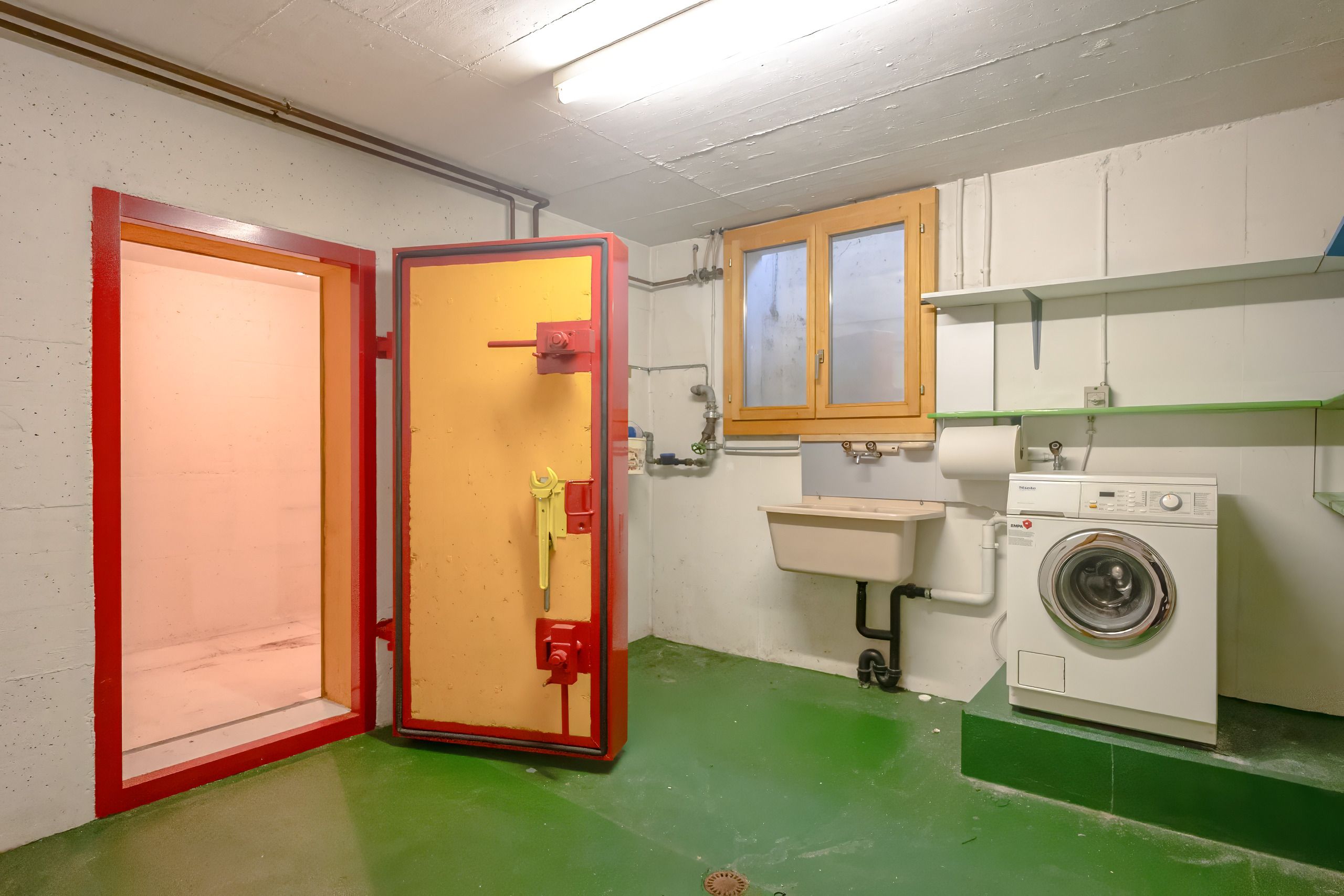 Hauswirtschafts-/Technikraum mit Waschmaschine