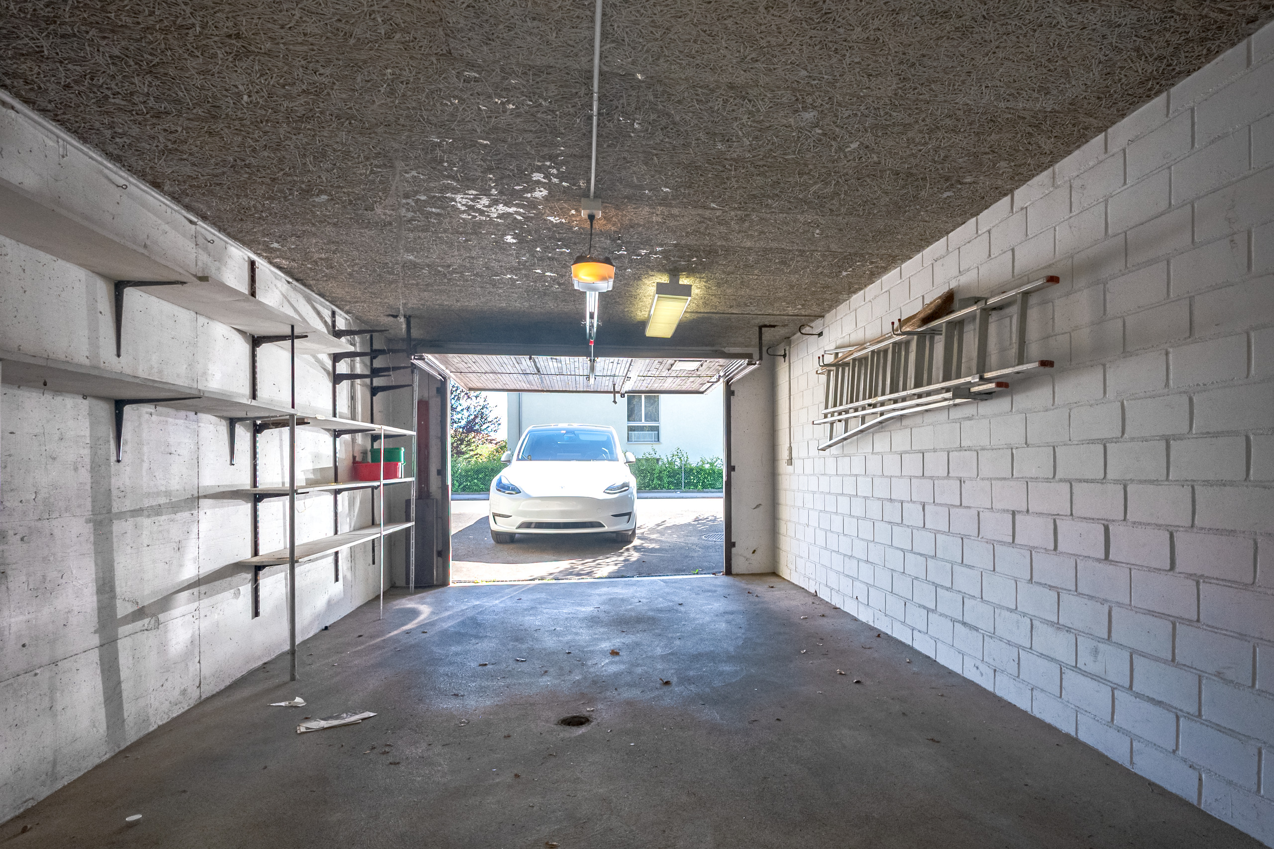 Innenansicht einer Garage mit geöffnetem Tor