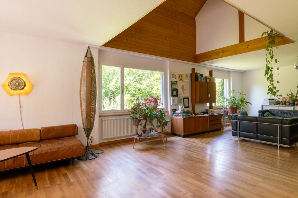 Wohnzimmer mit Holzdecke und großen Fenstern