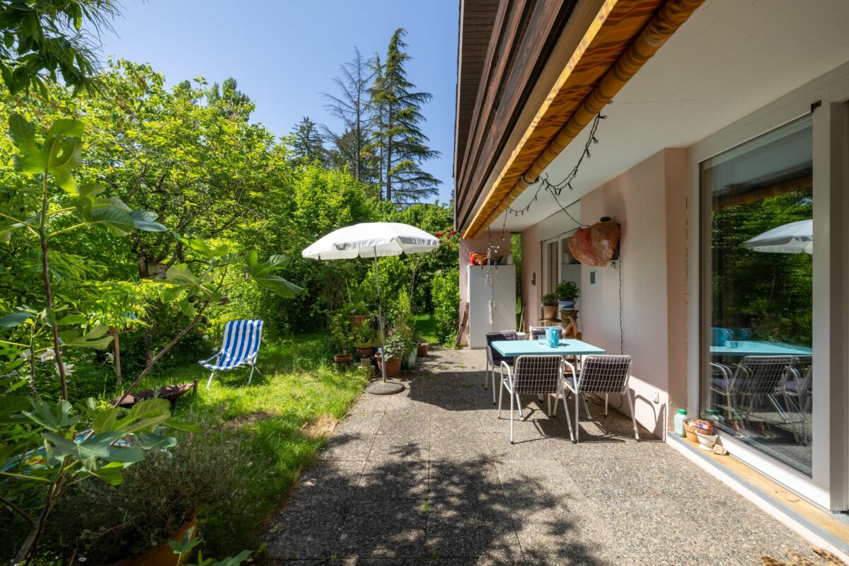 Garten-Terrasse an einem Wohnhaus