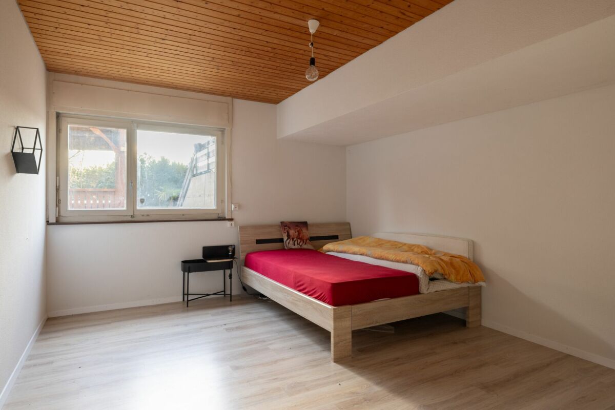 Schlichtes Schlafzimmer mit Holzdecke