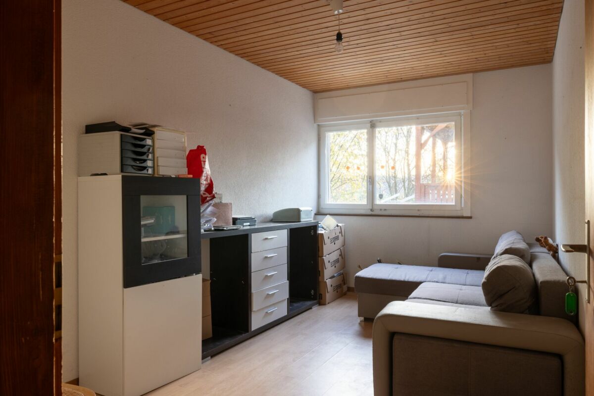 Kleines Wohnzimmer mit Sofa und Fenster
