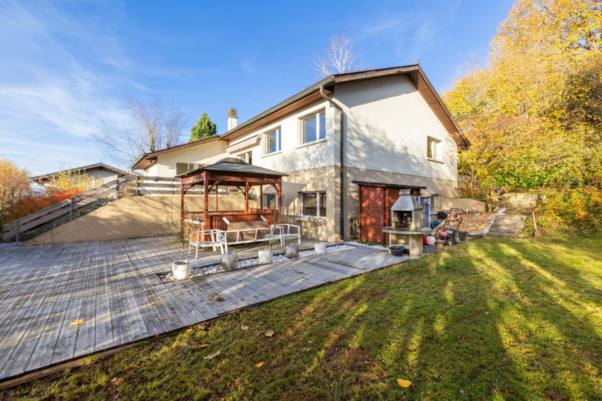 Außenansicht eines Hauses mit Terrasse und Garten