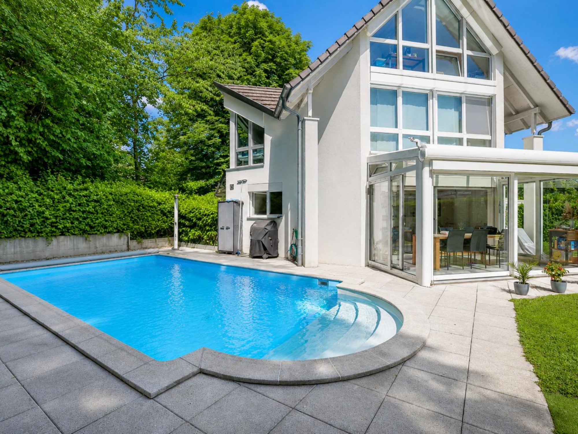 Außenansicht eines modernen Hauses mit Pool