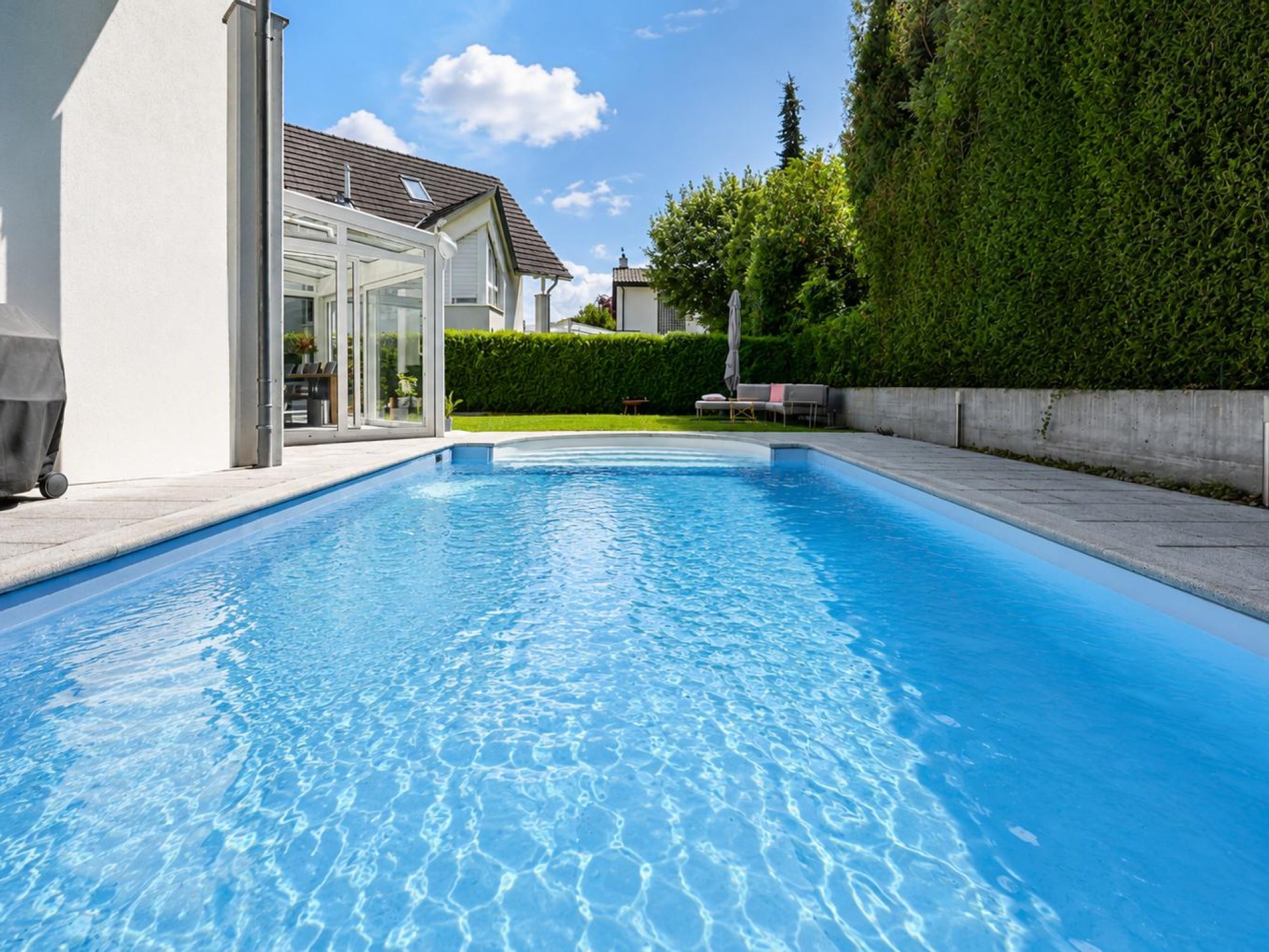 Außenansicht eines Gartens mit Pool